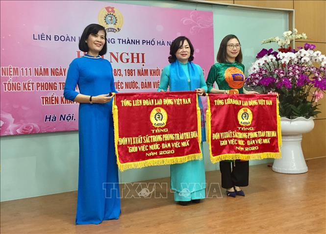 Đại diện Tổng Liên đoàn Lao động Việt Nam trao tặng Cờ thi đua cho các đơn vị xuất sắc trong phong trào thi đua 