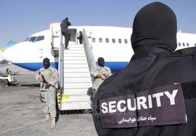 Trong ảnh: Lực lượng Vệ binh cách mạng của Iran chặn đứng âm mưu cướp máy bay Fokker-100 tại sân bay Isfahan, ngày 5/3/2021. Ảnh: IRNA/TTXVN