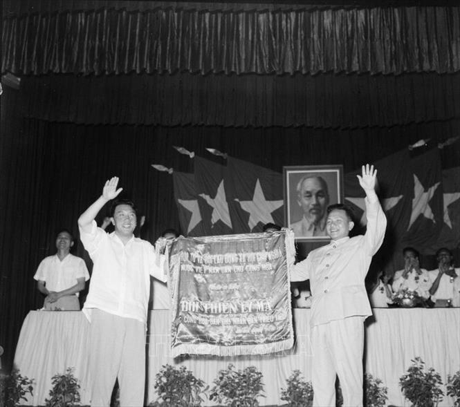 Trong ảnh: Phó Thủ tướng Lê Thanh Nghị thay mặt Đại hội tổ, đội Lao động XHXN toàn miền bắc trao tặng đồng chí Phác Kim Triết lá cờ thêu dòng chữ “Đại hội tổ đội lao động XHCN nước Việt Nam Dân chủ Cộng hòa thân ái tặng đội Thiên lý mã của nước CHDCND Triều Tiên