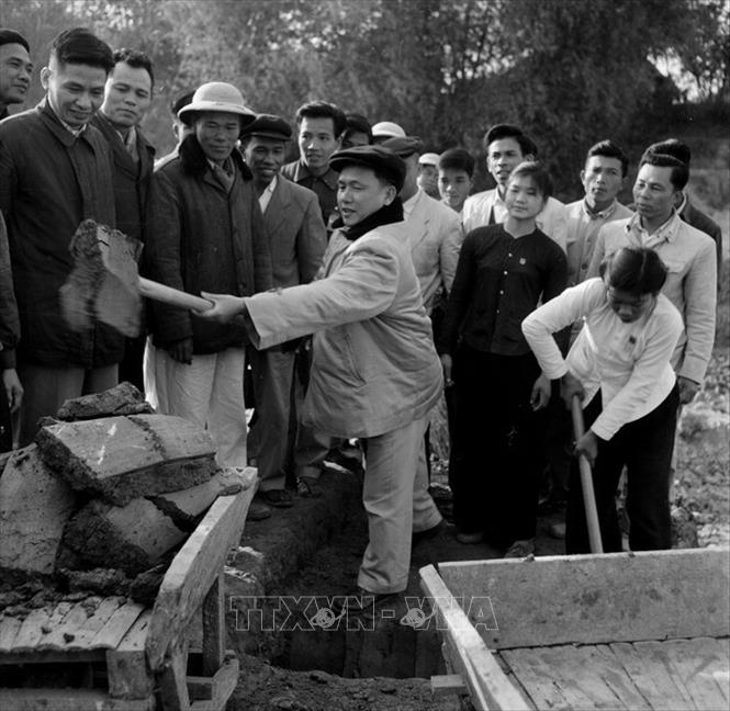 Trong ảnh: Phó Thủ tướng Lê Thanh Nghị tham gia lao động tại Hội nghị những người có năng suất cao của ngành kiến trúc tổ chức tại Công trường Phân đạm Bắc Giang, tháng 3/1963. Ảnh: Trần Phác-TTXVN