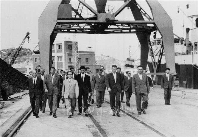 Trong ảnh: Phó Thủ tướng Lê Thanh Nghị thăm cảng Du-rét, Albania, tháng 10/1966. Ảnh: TTXVN
