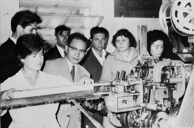 Trong ảnh: Phó Thủ tướng Lê Thanh Nghị thăm Nhà máy sản xuất thuốc lá tại Albania, tháng 10/1966.
Ảnh: TTXVN
