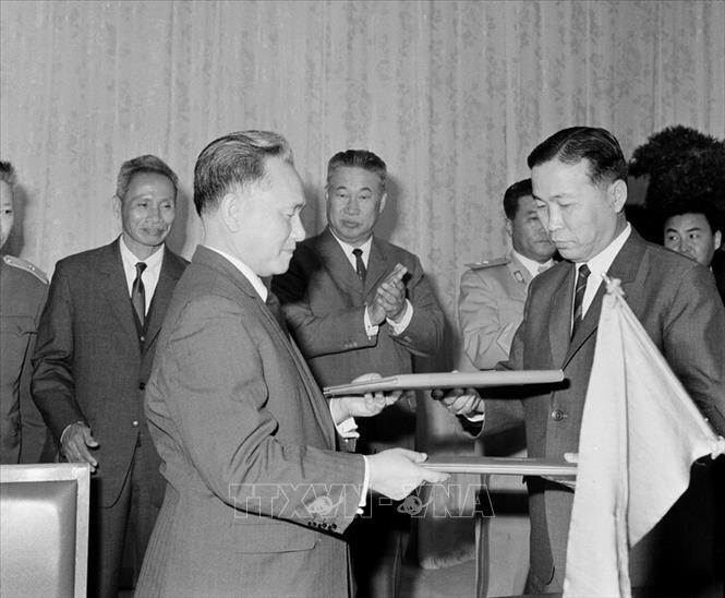 Trong ảnh: Phó Thủ tướng Lê Thanh Nghị và Phó Thủ tướng Choi-te-u ký hiệp định về việc Triều Tiện viện trợ không hoàn lại về kinh tế cho VN năm 1974, tại Bình Nhưỡng. Ảnh: Ngọc Khanh- TTXVN
