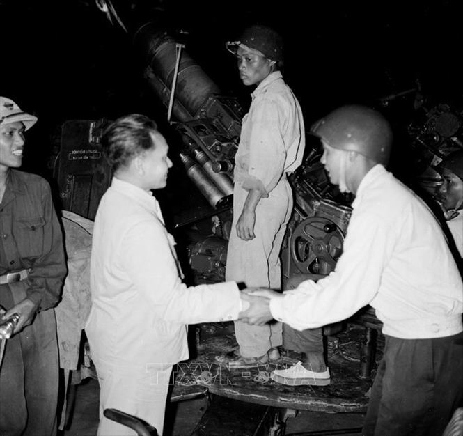 Trong ảnh: Phó Thủ tướng Lê Thanh Nghị thăm trận địa pháo đội 4 pháo cao xạ bảo vệ Hàm Rồng (Thanh Hóa), năm 1966. Ảnh: TTXVN

