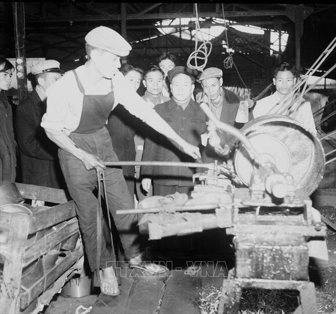 Trong ảnh: Phó Thủ tướng Lê Thanh Nghị thăm công nhân đang sử dụng máy đánh bóng tự chế tại HTX Hồng Quang (Hải Phòng), tháng 2/1963. Ảnh: Vũ Đình Hồng- TTXVN
