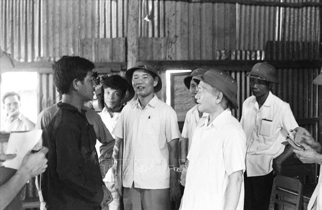 Trong ảnh: Phó Thủ tướng Lê Thanh Nghị thăm một gia đình người Ê-đê tại Buôn Mê Thuột (Đắc Lắk).
Ảnh: Cao Minh- TTXVN
