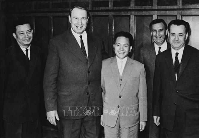 Trong ảnh: Phó Thủ tướng Lê Thanh Nghị và Phó Chủ tịch Hội đồng Bộ trưởng Liên Xô Nô-vi-kốp tại Lễ đón ở Mátxcova, tháng 12 năm 1965. Ảnh: TTXVN