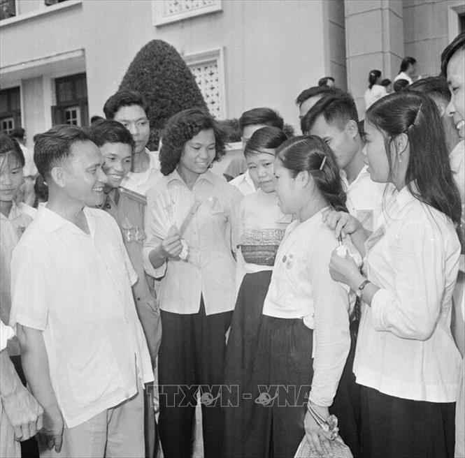 Trong ảnh: PTT Lê Thanh Nghị với các đại biểu dự Đại hội những người xuất sắc trong phong trào xung phong tình nguyện vượt mức kế hoạch 5 năm (8-10/7/1963), tại Hà Nội. Ảnh: Vũ Đình Hồng-TTXVN