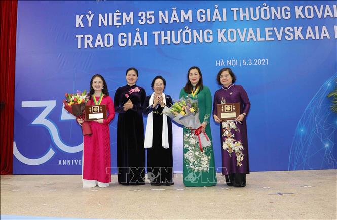 Photo: The award winners at the ceremony. VNA Photo: Phương Hoa