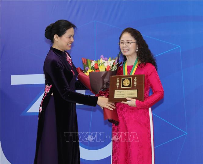 Photo: Associate Professor, Dr Truong Thanh Huong, Senior Lecturer at the Department of Cardiology at the Hanoi Medical University, (R) is honoured  VNA Photo: Phương Hoa