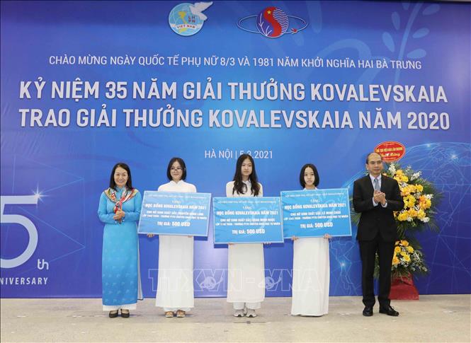 Photo: Outstanding female students receive scholarships from the Kovalevskaya fund. VNA Photo: Phương Hoa