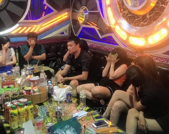 Trong ảnh: Khách trong một phòng hát của quán karaoke Red Diamond tại thời điểm Công an kiểm tra. Ảnh: TTXVN phát