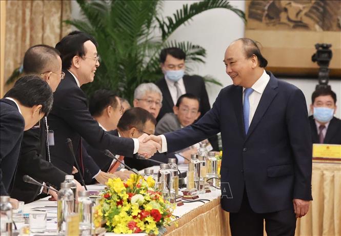 Trong ảnh: Thủ tướng Nguyễn Xuân Phúc với các đại biểu dự cuộc “Đối thoại 2045”. Ảnh: Thống Nhất - TTXVN