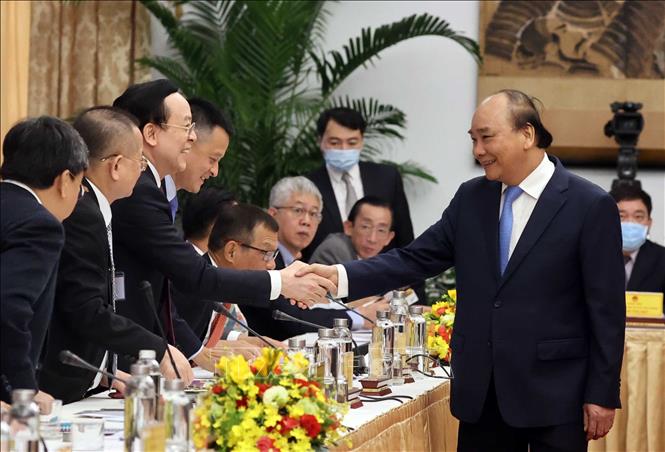 Trong ảnh: Thủ tướng Nguyễn Xuân Phúc với các đại biểu dự cuộc “Đối thoại 2045”. Ảnh: Thống Nhất - TTXVN