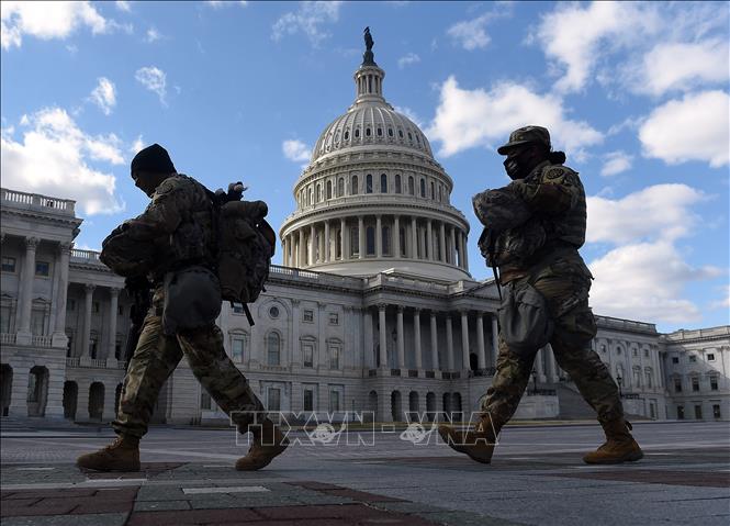 Trong ảnh: Binh sĩ thuộc Lực lượng Vệ binh Quốc gia tuần tra bên ngoài tòa nhà Quốc hội Mỹ ở Washington, DC , ngày 6/3/2021. Ảnh: AFP/TTXVN