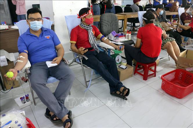 Trong ảnh: Tình nguyện viên tham gia hiến máu. Ảnh: Trung Kiên - TTXVN