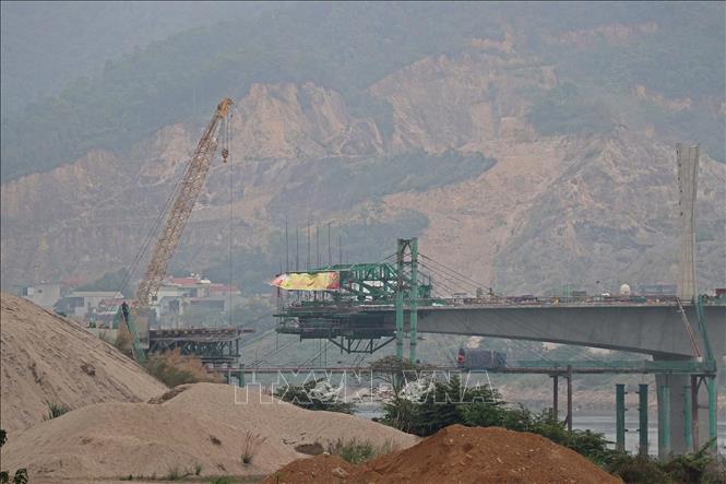 Trong ảnh: Đầu cầu Cầu Hòa Bình 2, nơi xảy ra vụ tai nạn lao động. Ảnh: Thanh Hải - TTXVN 