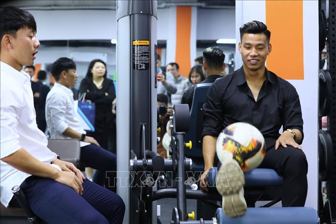 Trong ảnh: Các tuyển thủ bóng đá Việt Nam: Văn Thanh, Hồng Duy, Minh Vương tham quan Trung tâm. Ảnh: Thành Đạt - TTXVN