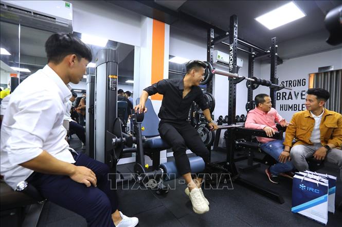 Trong ảnh: Các tuyển thủ bóng đá Việt Nam: Văn Thanh, Hồng Duy, Minh Vương tham quan Trung tâm . Ảnh: Thành Đạt - TTXVN