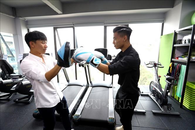 Trong ảnh: Các tuyển thủ bóng đá Việt Nam tham quan Trung tâm. Ảnh: Thành Đạt - TTXVN