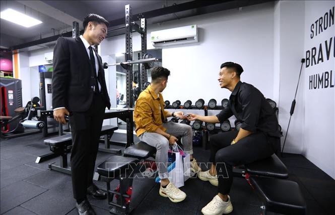 Trong ảnh: Các tuyển thủ bóng đá Việt Nam tham quan Trung tâm Phục hồi chấn thương Thể thao Quốc tế IRC. Ảnh: Thành Đạt - TTXVN