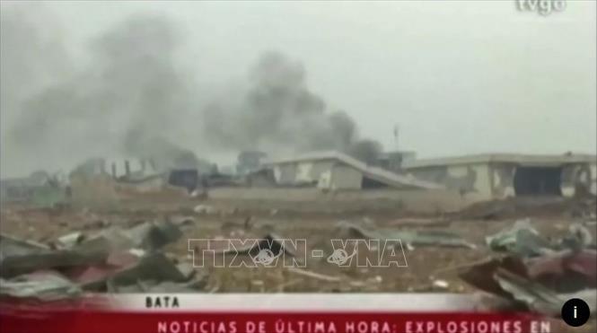 Trong ảnh (chụp qua truyền hình): Hiện trường đổ nát sau loạt vụ nổ kinh hoàng tại doanh trại quân đội Nkoa Ntoma ở Bata, Guinea Xích Đạo ngày 7/3/2021. Ảnh: Novinky/TTXVN