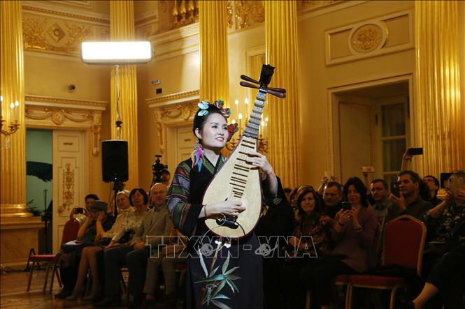 Trong ảnh: Trình diễn áo dài Việt Nam tại bảo tàng Tsarytsino ở Moskva. Ảnh: Vera Mazhirina/TTXVN phát