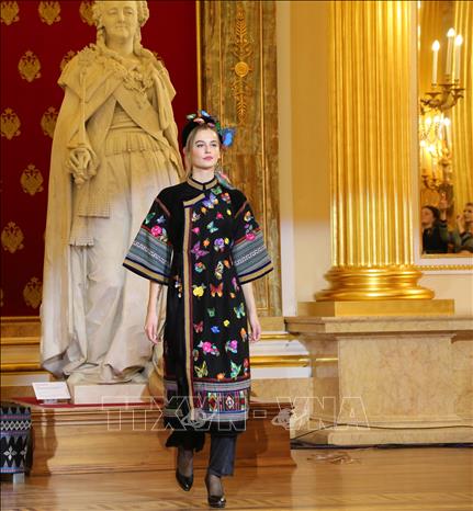 Trong ảnh: Trình diễn áo dài Việt Nam tại bảo tàng Tsarytsino ở Moskva. Ảnh: Vera Mazhirina. Ảnh: Vera Mazhirina/TTXVN phát