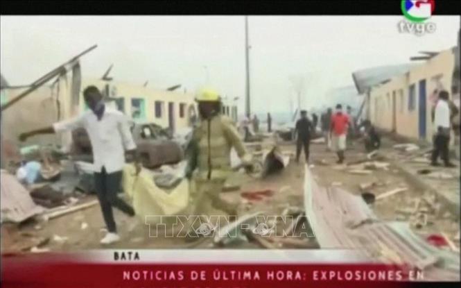 Trong ảnh: Lực lượng cứu hộ chuyển thi thể nạn nhân vụ nổ kinh hoàng tại doanh trại quân đội Nkoa Ntoma ở Bata, Guinea Xích Đạo ngày 7/3/2021. Ảnh: REUTERS/TTXVN