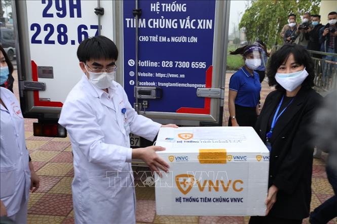 Trong ảnh: Bác sĩ Bệnh viện Bệnh Nhiệt đới TƯ cơ sở 2 (Hà Nội) tiếp nhận vaccine phòng COVID-19, sáng sớm 8/3. Ảnh: Minh Quyết - TTXVN 