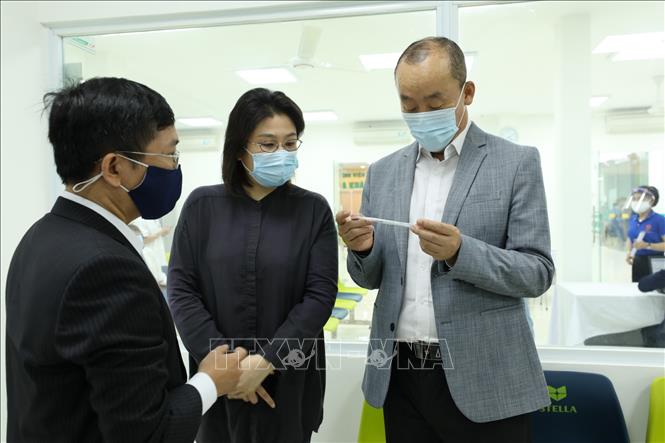 Trong ảnh: Tiến sĩ Kidong Park, Trưởng đại diện Tổ chức Y tế thế giới (WHO) tại Việt Nam (bên phải) chứng kiến việc triển khai tiêm vaccine phòng COVID-19 của AstraZeneca ở Bệnh viện Bệnh Nhiệt đới TƯ cơ sở 2 (Hà Nội). Ảnh: Minh Quyết - TTXVN