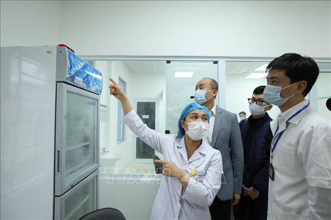 Trong ảnh: Các bác sĩ Bệnh viện Bệnh Nhiệt đới TƯ cơ sở 2 (Đông Anh, Hà Nội) giới thiệu quy trình bảo quản vaccine phòng COVID-19. Ảnh: Minh Quyết - TTXVN 