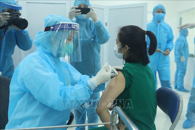 Trong ảnh: Tiêm vaccine phòng COVID-19 cho nhân viên y tế của Bệnh viện Bệnh Nhiệt đới TƯ cơ sở 2 (Hà Nội), sáng 8/3. Ảnh: Minh Quyết - TTXVN 