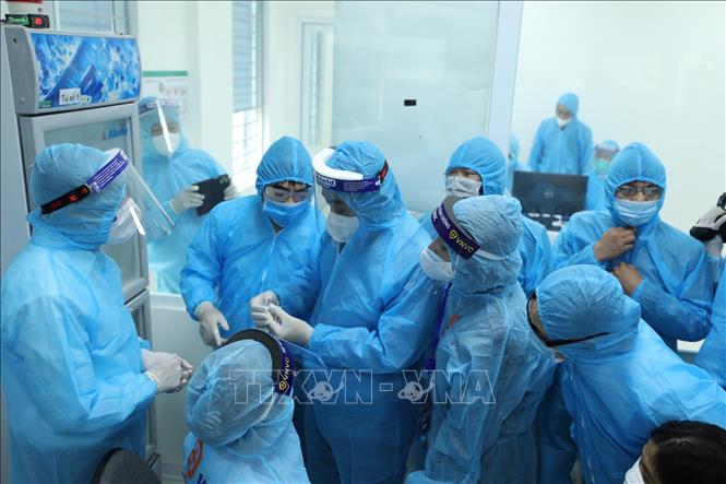 Trong ảnh: Thứ trưởng Bộ Y tế Trần Văn Thuấn kiểm tra công tác tiêm vaccine phòng COVID-19 tại Bệnh viện Bệnh Nhiệt đới Trung ương cơ sở 2 (Hà Nội), sáng 8/3. Ảnh: Minh Quyết - TTXVN