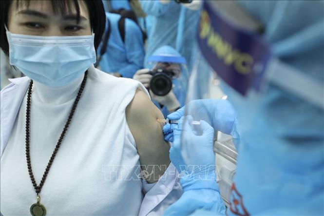Trong ảnh: Tiêm vaccine phòng COVID-19 cho nhân viên y tế của Bệnh viện Bệnh Nhiệt đới TƯ cơ sở 2 (Hà Nội), sáng 8/3. Ảnh: Minh Quyết - TTXVN