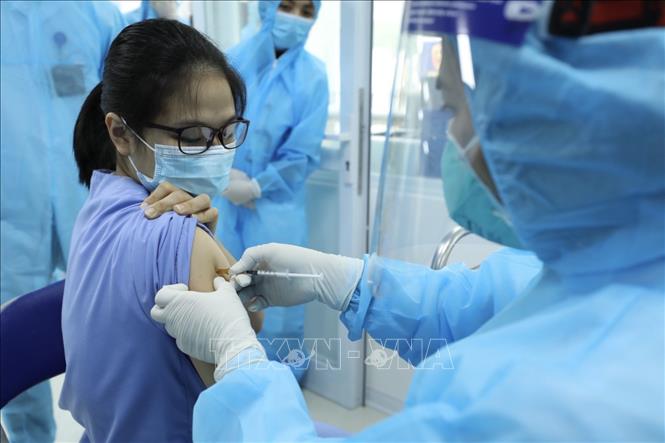 Trong ảnh: Tiêm vaccine phòng COVID-19 cho nhân viên y tế của Bệnh viện Bệnh Nhiệt đới TƯ cơ sở 2 (Hà Nội), sáng 8/3. Ảnh: Minh Quyết - TTXVN
