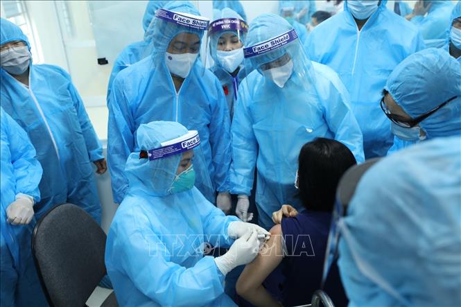 Trong ảnh: Thứ trưởng Bộ Y tế Trần Văn Thuấn kiểm tra công tác tiêm chủng vaccine phòng COVID-19 tại Bệnh viện Bệnh Nhiệt đới Trung ương cơ sở 2 (Hà Nội), sáng 8/3. Ảnh: Minh Quyết - TTXVN
