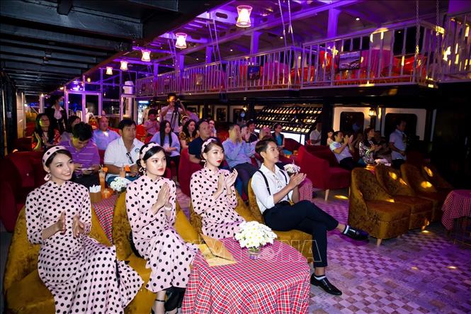 Trong ảnh: Sự kiện chuẩn bị cho lễ khai trương được tổ chức vào tối 7/3 cùng với nhiều nghệ sĩ và khách mời. Ảnh: Ánh Tuyết - TTXVN