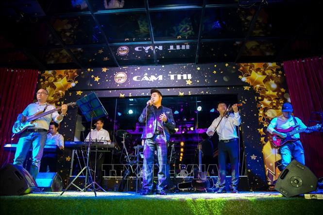 Trong ảnh: Các nghệ sĩ tham gia biểu diễn tại phòng trà đêm trước khi diễn ra lễ khai trương. Ảnh: Ánh Tuyết - TTXVN