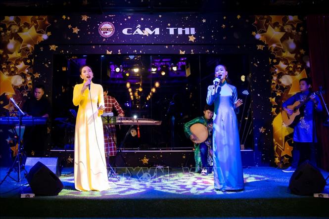 Trong ảnh: Các nghệ sĩ tham gia biểu diễn tại phòng trà đêm trước khi diễn ra lễ khai trương. Ảnh: Ánh Tuyết - TTXVN