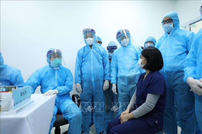 Trong ảnh: Thứ trưởng Bộ Y tế Trần Văn Thuấn kiểm tra công tác tiêm vaccine phòng COVID-19 tại Bệnh viện Bệnh Nhiệt đới Trung ương cơ sở 2 (Hà Nội), sáng 8/3. Ảnh: Minh Quyết - TTXVN