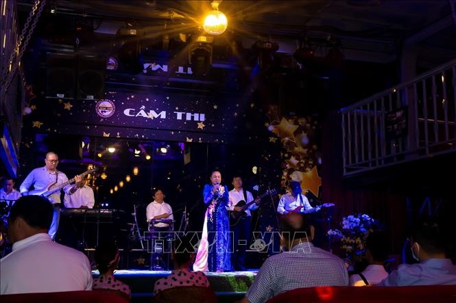Trong ảnh: Các nghệ sĩ tham gia biểu diễn tại phòng trà đêm trước khi diễn ra lễ khai trương. Ảnh: Ánh Tuyết - TTXVN