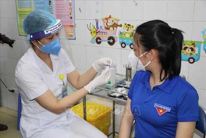 Trong ảnh: Những người được ưu tiên tiêm vắc xin COVID-19 đợt 1 tại Hải Dương là cán bộ, nhân viên y tế, các tình nguyện viên tham gia tuyến đầu chống dịch. Ảnh: Mạnh Minh - TTXVN