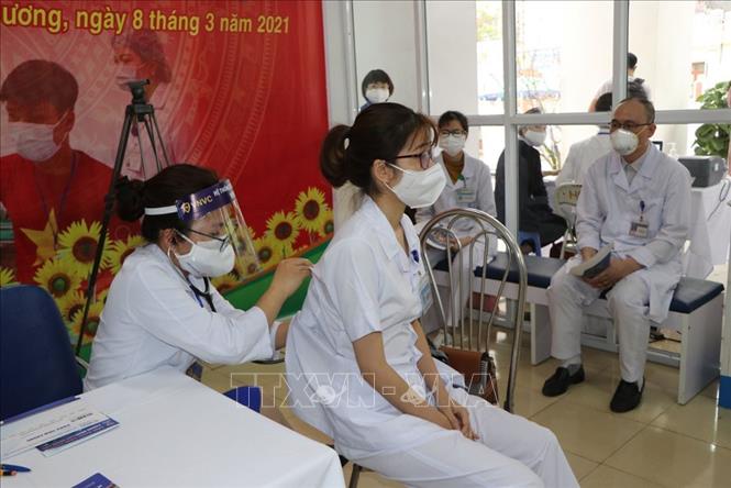 Trong ảnh: Khám sàng lọc trước khi tiêm. Ảnh: Mạnh Minh - TTXVN
