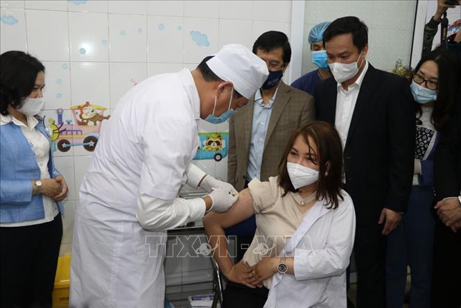 Trong ảnh: Thứ trưởng Bộ Y Tế Đỗ Xuân Tuyên trực tiếp tiêm vaccine phòng dịch COVID-19 cho một nhân viên y tế của tỉnh Hải Dương. Ảnh: Mạnh Minh - TTXVN