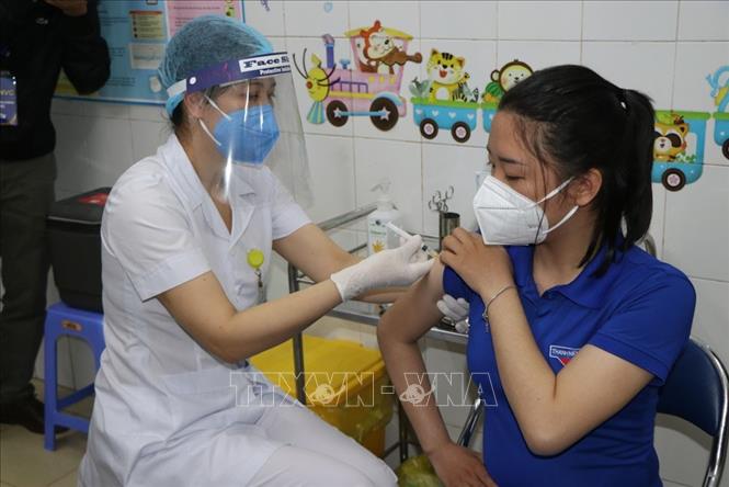 Trong ảnh: Tiêm vaccine phòng dịch COVID-19 cho những người được ưu tiên đợt 1. Ảnh: Mạnh Minh - TTXVN