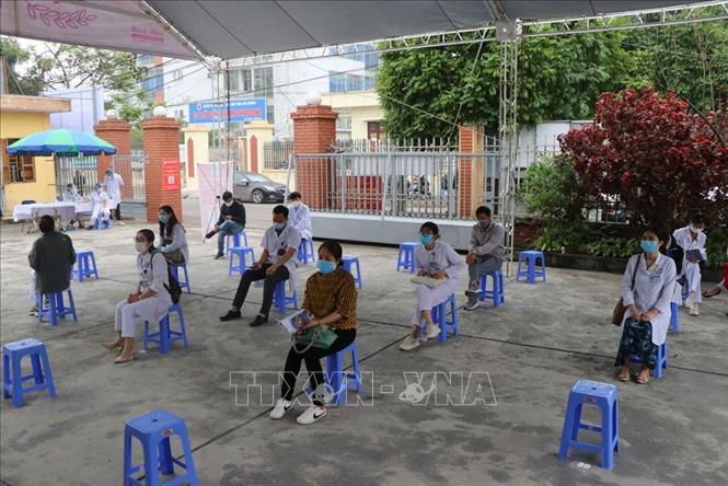 Trong ảnh: Những người được ưu tiên tiêm vaccine phòng dịch COVID-19 đợt 1 tại Hải Dương. Ảnh: Mạnh Minh- TTXVN