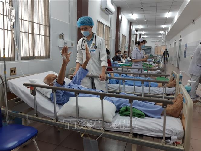 Bệnh nhân hồi phục tốt sau can thiệp, thực hiện tốt y lệnh của bác sĩ. Ảnh: TTXVN phát