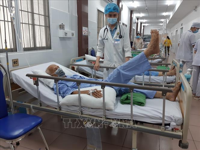 Bệnh nhân hồi phục tốt sau can thiệp, thực hiện tốt y lệnh của bác sĩ. Ảnh: TTXVN phát