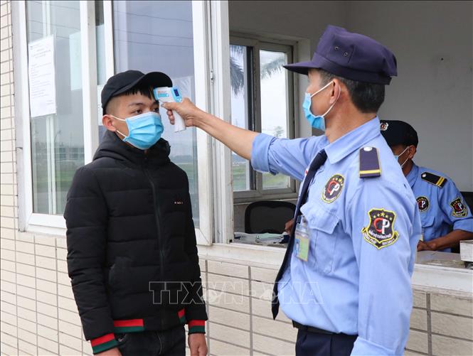 Trong ảnh: Toàn bộ người lao động, khách đến làm việc tại Công ty TNHH Quốc tế Bright Việt Nam, khu công nghiệp Thuận Thành II, huyện Thuận Thành, tỉnh Bắc Ninh đều phải đeo khẩu trang và sát khuẩn tay. Ảnh: Thái Hùng-TTXVN